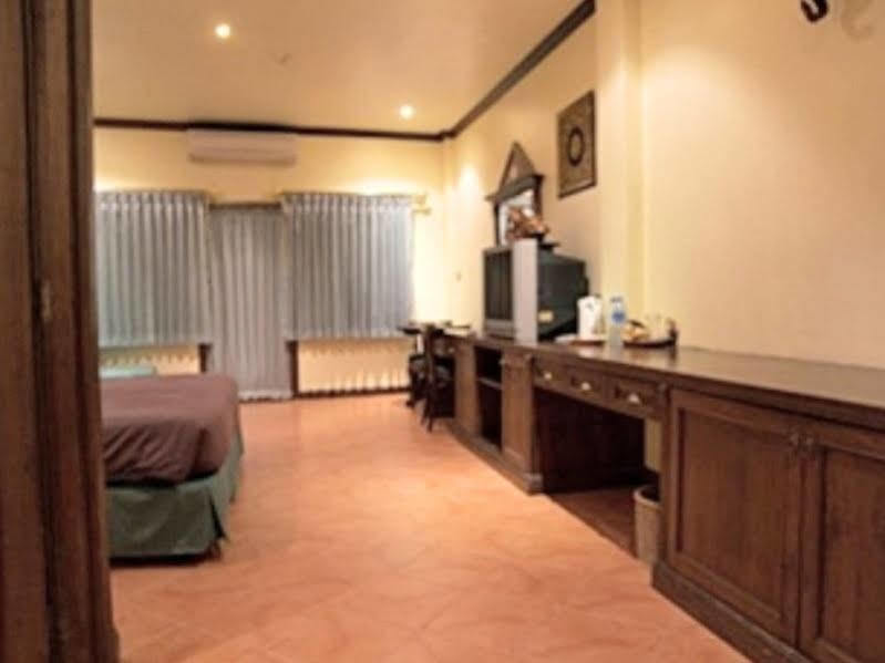 Hotel The Irish Clock Udon Thani Esterno foto