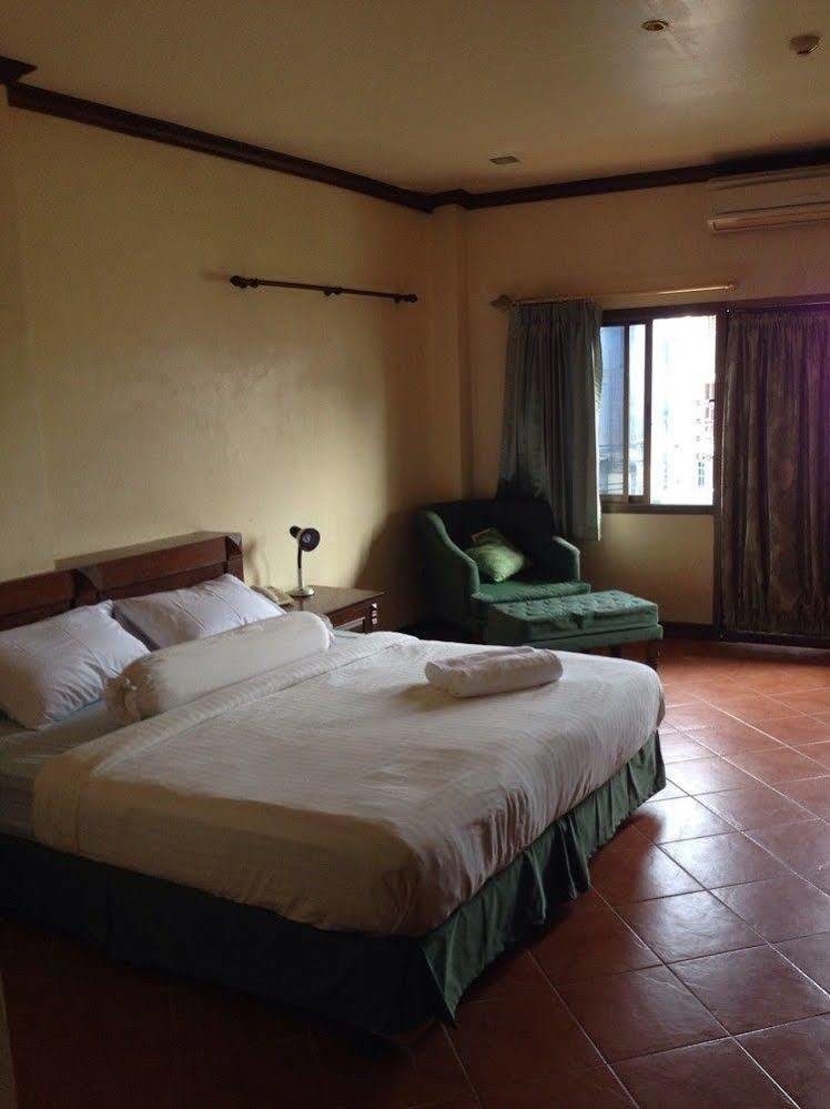 Hotel The Irish Clock Udon Thani Esterno foto